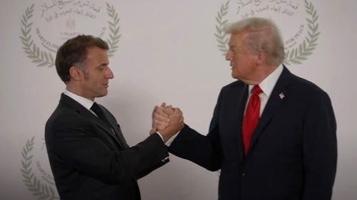 VIDEO O nouă strângere de mână mai puţin obişnuită între Macron şi Trump se viralizează pe reţelele sociale
