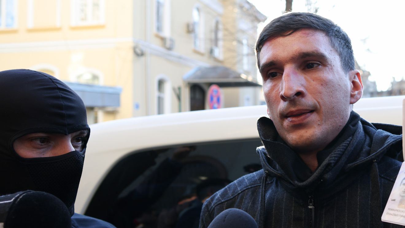 VIDEO Bogdan Peșchir a fost reținut / Momentul în care polițiștii i-au cerut lui Peșchir să-și dea jos cagula, ochelarii și șapca, pentru a fi legitimat