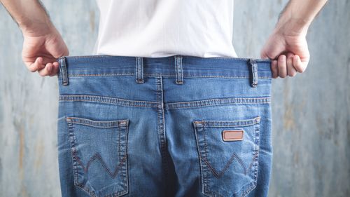 Un tânăr autor, care s-a luptat mult timp cu obezitatea, susține că a slăbit peste 45 de kilograme făcând două schimbări simple în stilul de viață / Cartea lui e bestseller