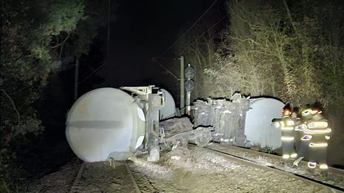 Toate vagoanele trenului cu benzină care a deraiat marți în Mehedinţi au fost repuse pe şine / UPDATE: Traficul feroviar în zonă a fost reluat