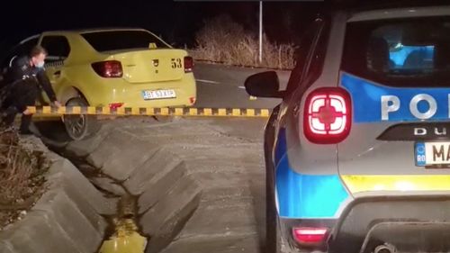Un tânăr din Botoșani a fost prins de poliţişti după o urmărire de câţiva kilometri şi mai multe focuri de armă / Îi furase mașina unui taximetrist