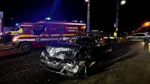 Doi poliţişti au fost răniţi după ce autospeciala în care se aflau a fost implicată într-un accident/ Maşina de Poliţie avea semnalele acustice şi luminoase pornite