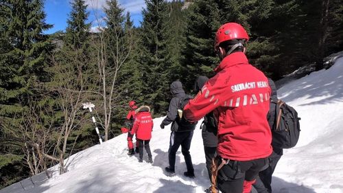 O familie de bucureșteni plecați pe munte cu un bebeluş de 8 luni, recuperată de salvamontişti dintr-o zonă viscolită a masivului Ceahlău