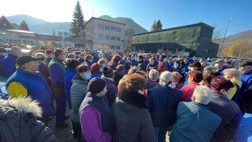 Muncitorii de la Uzina Mecanică Cugir și de la Fabrica de Armamente continuă protestele pentru a patra zi consecutiv / Un reprezentant al Ministerului Economiei a venit la negocieri