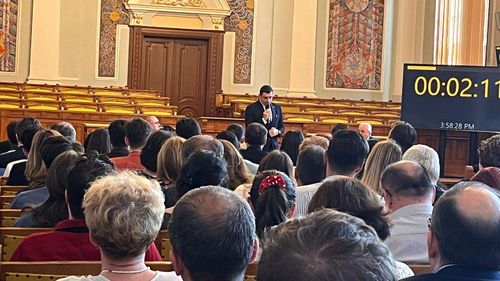 VIDEO Simion, prezență controversată în Aula Magna a UBB Cluj-Napoca: Dezbaterea „individuală” nu a presupus nicio moderare, întrebările n-au venit din partea publicului ci au fost colectate în prealabil, fără să fie clar cum au fost gestionate de organizatori /  „UBB, moment de campanie reușit pentru Simion”