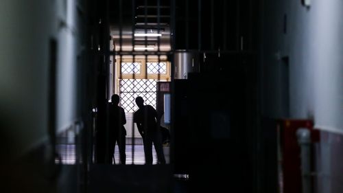 Deținutul din Arad care ar fi murit din cauza unor lovituri suferea de epilepsie, iar rănile ar fi fost provocate anterior încarcerării, în timpul unor crize, arată raportul medico-legal, conform procurorilor