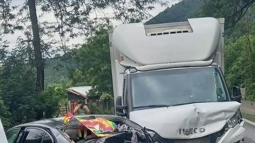 Circulație îngreunată pe Valea Oltului din cauza unui accident în care au fost implicate cinci autovehicule