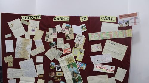 Expoziție la Biblioteca Județeană din Vrancea cu obiecte găsite în cărți: bani, diplome, fițuici, fotografii, hărţi, invitaţii la nuntă...