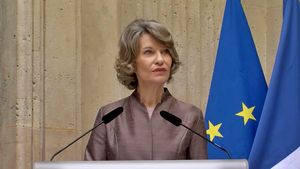 „O eroare de casting” – sindicatele profesorilor din Franța, după ce deputata Anne Genetet, de meserie doctor și specializată în apărare, a fost numită ministra Educației