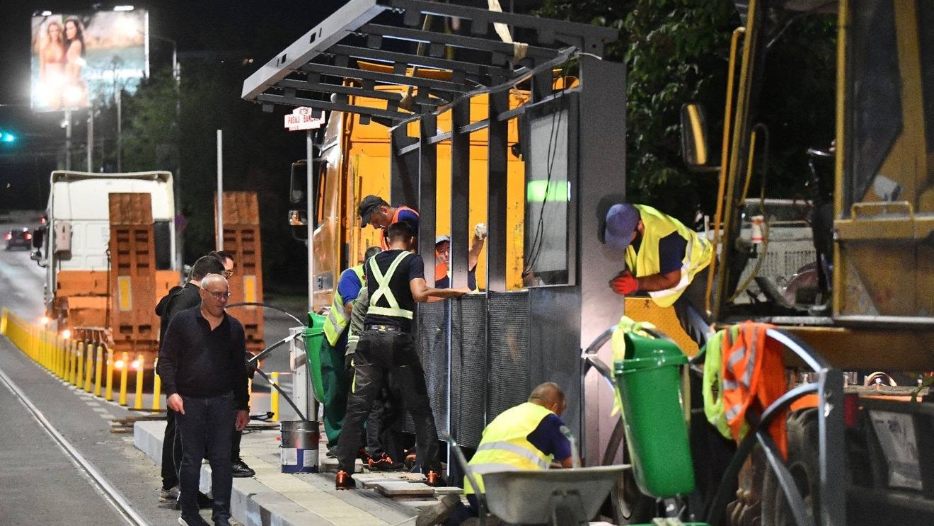 FOTO | Primele șase adăposturi pentru călători de pe linia 5 de tramvai au fost montate în timpul nopții, la Pasajul Băneasa. Primăria: Lucrările continuă