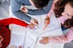 Ministerul Educației publică noi reguli pentru temele elevilor: maximum 1 oră la primar, 2 ore la gimnaziu și liceu / Diriginții și directorii urmăresc respectarea normelor – proiect