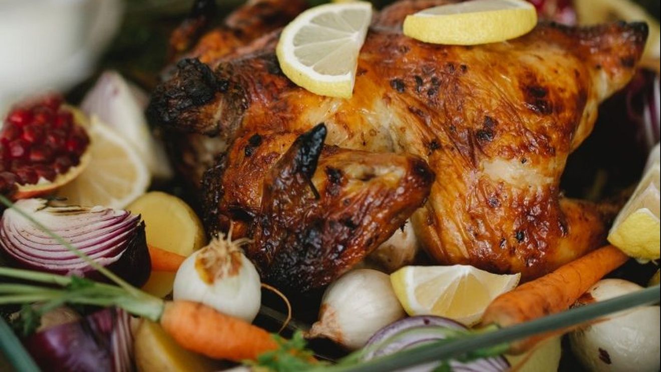 Epoca în care o familie din Marea Britanie se poate hrăni cu un pui de 3 lire s-a încheiat, avertizează un important producător: ”Cum poate fi corect ca un pui întreg să coste mai puțin decât o halbă de bere?”