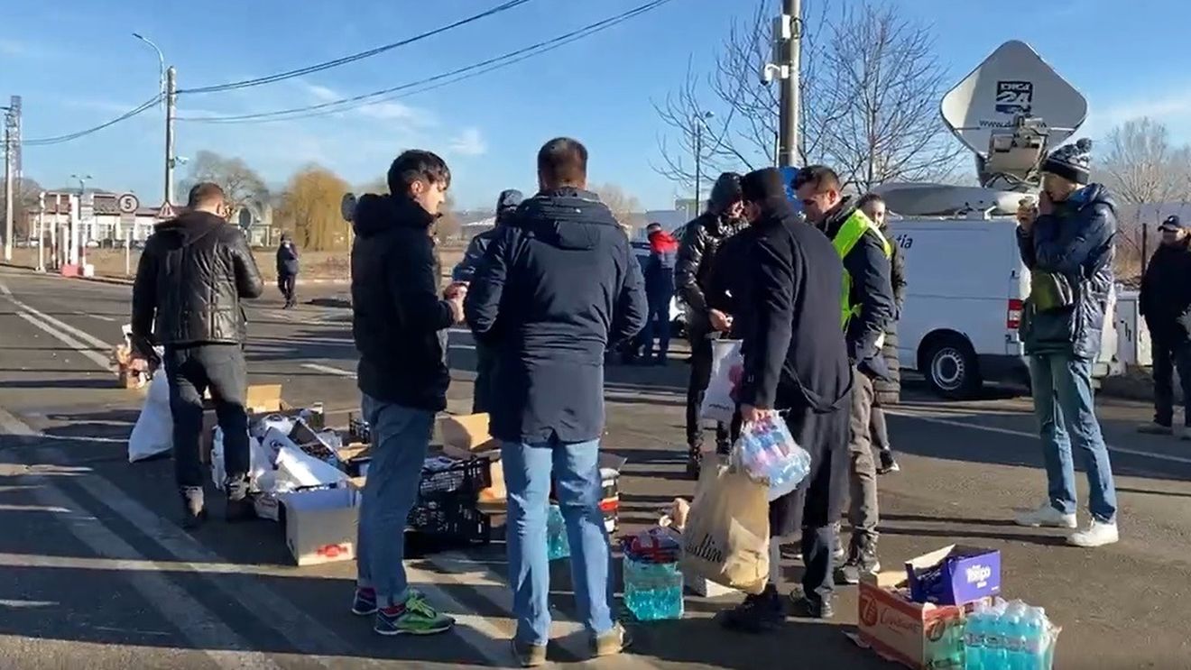 Refugiaţii din Ucraina, primiţi în Vama Siret cu apă şi alimente de voluntari / Mulţi ucraineni, cazaţi la Suceava de localnici, în pensiuni, hoteluri și la biserici