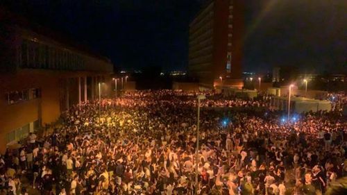 VIDEO Spania: Petrecere în aer liber cu 25.000 de persoane la Madrid / Evenimentul a fost organizat cu ajutorul WhatsApp / Poliția recunoaște că a fost depășită de situație