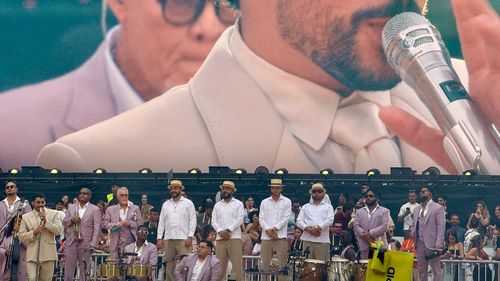 FOTO & VIDEO: Cum a fost la concertul lui Bad Bunny de la Madrid / Benito Antonio, superstarul care a înnebunit planeta hispanică și l-a înfuriat pe Trump