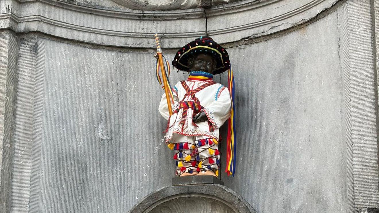 Fotografia zilei: Manneken-Pis, îmbrăcat în călușar, de Ziua Portului Tradițional Românesc