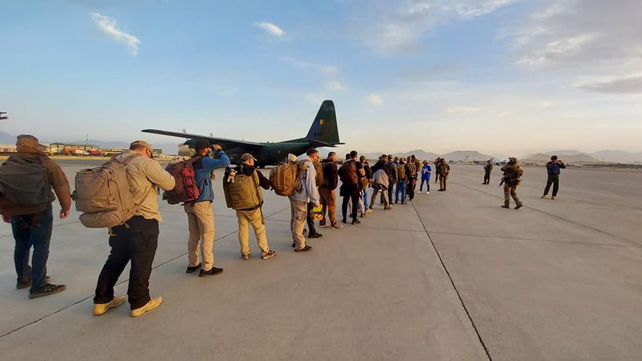 Ministrul apărării, Nicolae Ciucă, la repatrierea celor 15 cetățeni români din Afganistan: A fost o misiune deosebită pentru Armata Română