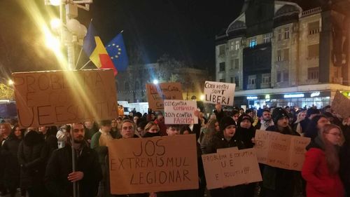 VIDEO FOTO Proteste în Timișoara și Cluj Napoca: Sute de tineri strigă împotriva leionarismului și candidatului Călin Georgescu