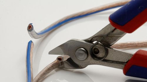 Un vrâncean de 72 de ani și-a electrocutat soția timp de mai multe ore, iar apoi a băut erbicid / Cei doi se aflau în divorț, iar femeia ceruse ordin de restricție împotriva lui