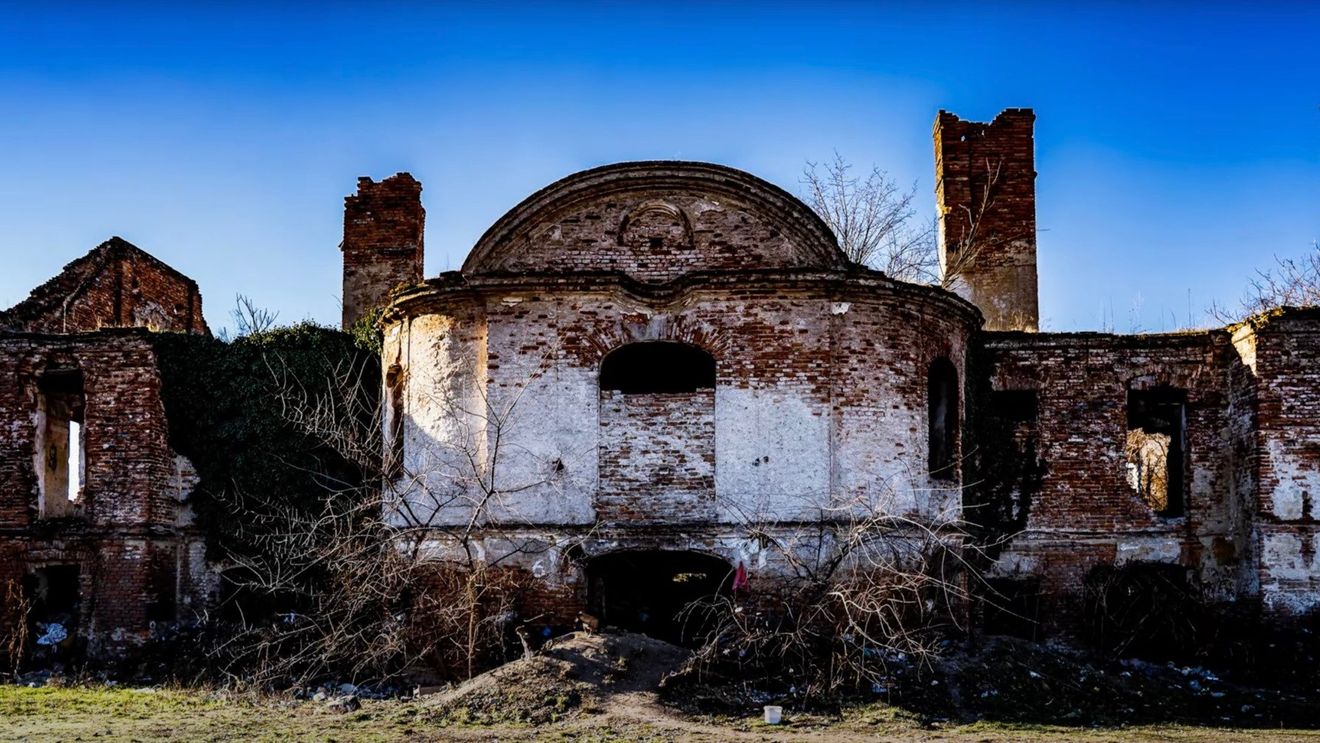 Clădirea vechiului manej din Cazarma Husarilor de la Oradea va fi restaurată şi transformată în centru cultural