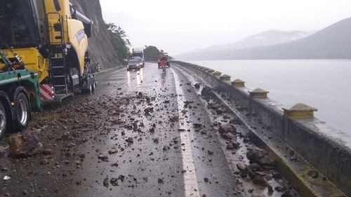 Circulaţie rutieră blocată între Severin şi Orşova, din cauza căderilor de piatră pe șosea