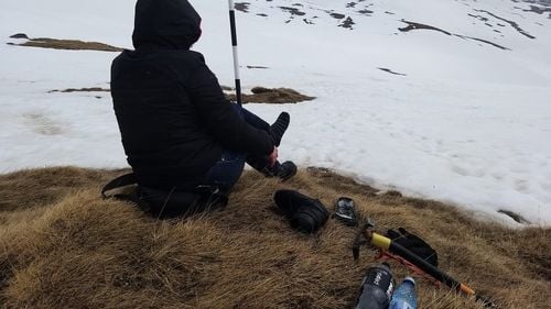 FOTO Salvamontiștii au intervenit pentru a recupera două femei de pe traseul Babele - Crucea Eroilor / Una dintre femei a rămas fără încălţăminte şi a mers desculţă prin zăpadă