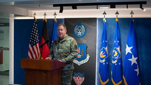 Şeful forţelor Aeriene Americane în Europa, generalul James B. Hecker, vizită în România/ El s-a întâlnit cu ministrul Apărării, Angel Tîlvăr, și cu şeful Statului Major al Apărării, general Daniel Petrescu