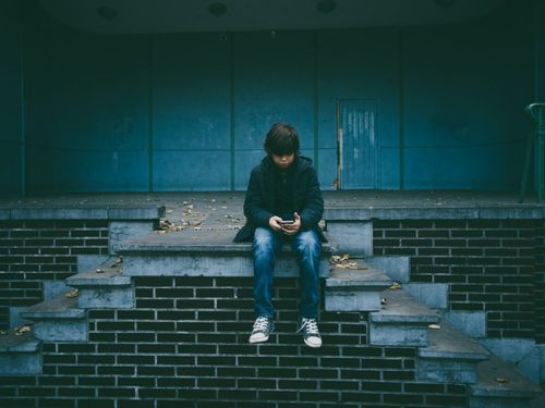 STUDIU: Singurătatea poate fi la fel de periculoasă ca fumatul / Izolarea socială și singurătatea cresc riscul de deces prematur cu aproximativ 30%