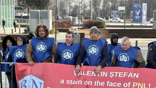 BNS protestează în faţa Romexpo, unde are loc congresul PPE, pentru a atrage atenţia liderilor europeni asupra ”practicilor antisindicale” ale directorului Poştei Române