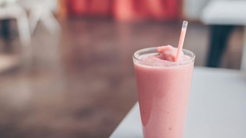 Smoothie cu fructe roşii, retras de la comercializare din magazinele Lidl / Băutura conţine un ingredient contaminat cu patulină, substanța care poate duce la greaţă, vărsături şi indigestie