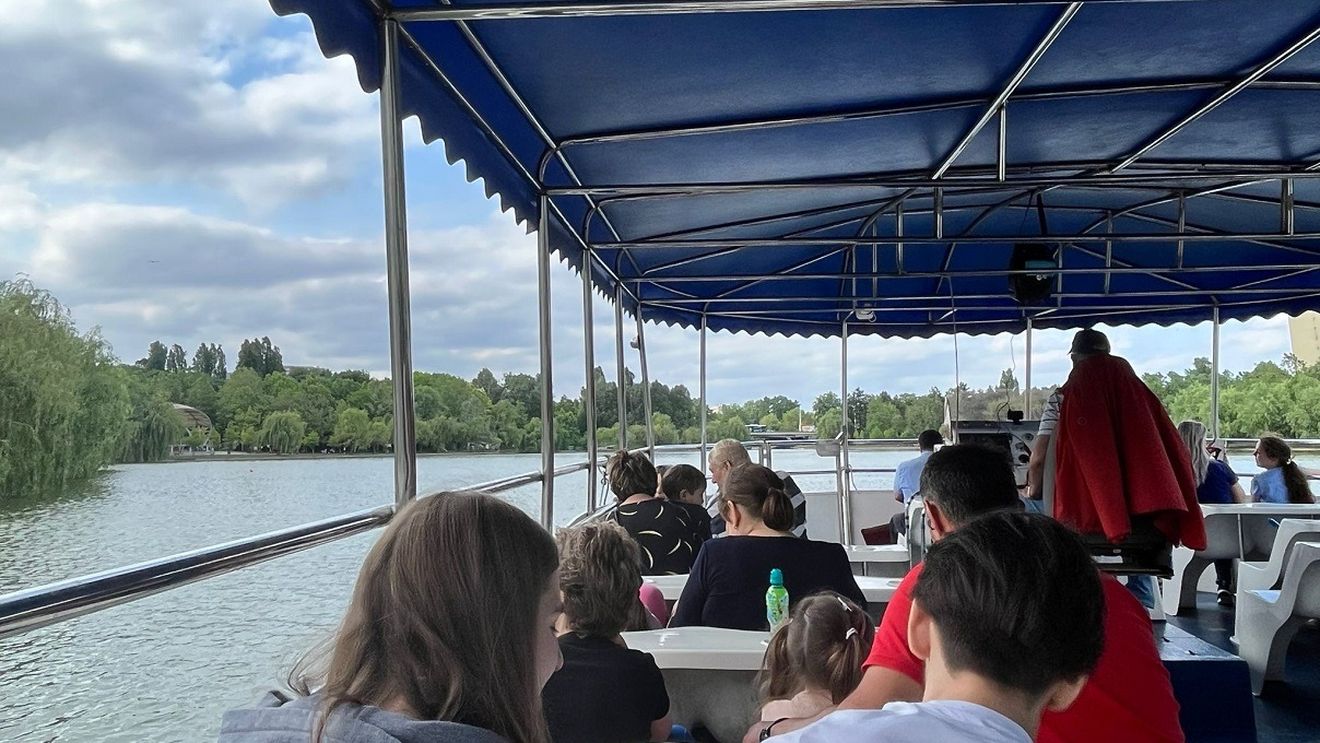 Plimbările cu vaporaşul pe lacul IOR din Capitală, suspendate din cauza scăderii nivelului apei