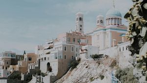 Cinci insule liniștite de vizitat în Arhipelagul Cicladelor din Grecia, pentru iubitorii de istorie, plaje și drumeții