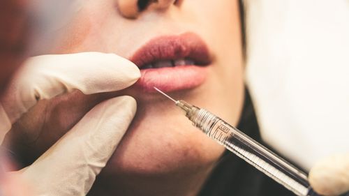 Pericolele injectării cu botox sau acid hailuronic în cabinete neautorizate / De la botulism la HIV / Botoxul contrafăcut este tot mai popular pe piață