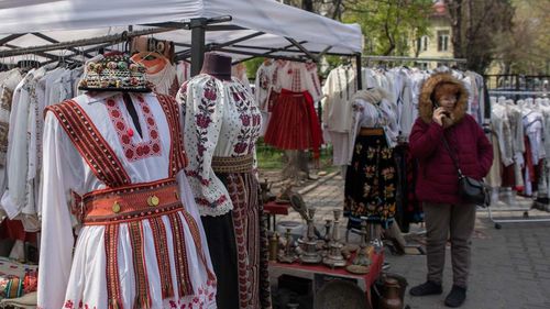 Târg de Sfinţii Apostoli Petru şi Pavel, la Muzeul Satului: spectacole folclorice, recitaluri, ateliere şi prezentări de carte / Apostolii sunt considerați ocrotitorii celor lipsiţi de libertate, protectori ai închisorilor