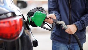 Vestea bună - în România au scăzut prețurile la benzină și motorină. Vestea rea - combustibilii rămân mai ieftini în toate țările vecine