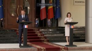 VIDEO Emmanuel Macron și Maia Sandu, conferință comună de presă, la Chișinău / Maia Sandu: Aderarea la UE e opțiunea strategică de a rămâne parte a lumii libere / Macron: Nu trebuie să disociem Moldova și Ucraina în perspectivele pe care le oferim
