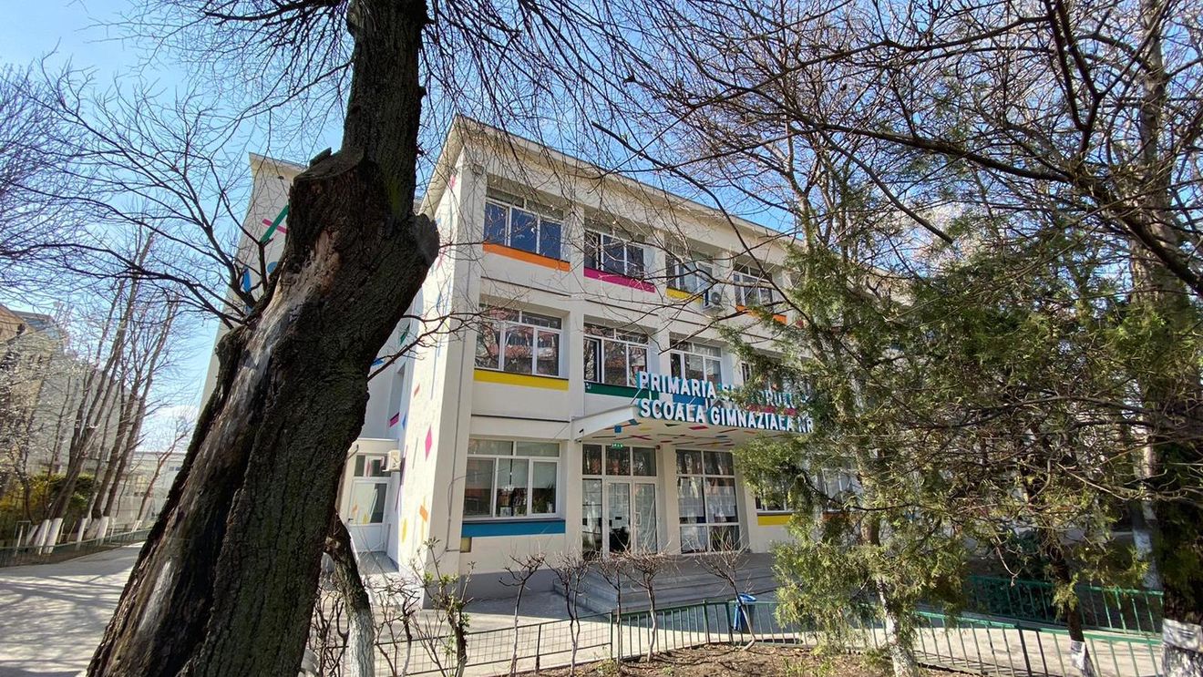 Eleva de clasa I de la Școala gimnazială 56 este în autoizolare, acasă. DSP urmează să vină să testeze copilul și ceilalți membri ai familiei – anunță Inspectoratul Școlar București