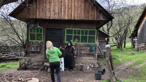 Peste 200 de familii care trăiesc izolate în Munții Apuseni au primit pachete cu alimente, iar 6.000 de viziere au ajuns la spitalele din Maramureș, datorită platformei United, lansată de festivalul UNTOLD