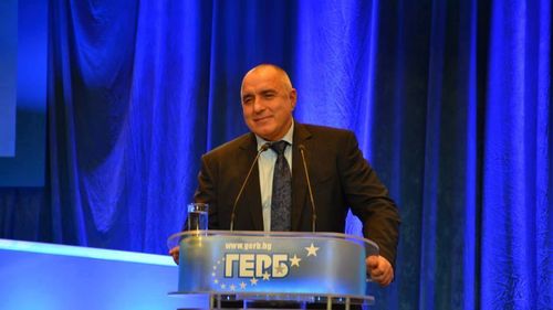 Protest al formațiunii Măreție, cu saci de "buletine de vot", în fața casei lui Borisov