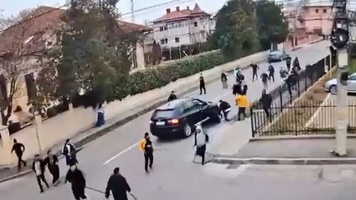 VIDEO Imagini cu clanurile interlope care se bat în Urziceni. Timp de minute bune nu apare nici o mașină de Poliție sau Jandamerie