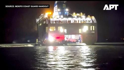 Un feribot cu 267 de persoane la bord eşuează pe o insulă nelocuită în largul coastei de sud-vest a Coreei de Sud, anunţă Paza de Coastă