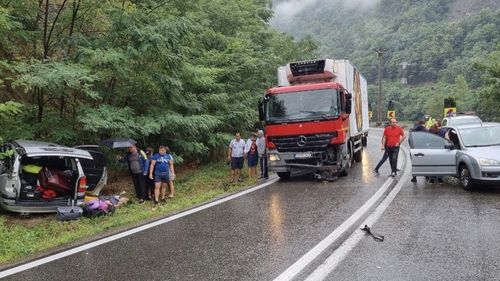 Accident cu două tiruri și două autoturisme pe Valea Oltului/ Mai multe persoane rănite/ Circulația a fost blocată în zona Cârligul Mic