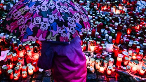 Rudele victimelor carnagiului din Praga încep să le dezvăluie numele/ Omagiu adus de cehi