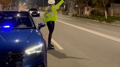 Tânără de 25 de ani, cercetată pentru uzurpare de calități oficiale după ce s-a îmbrăcat în polițistă și a publicat pozele pe Facebook