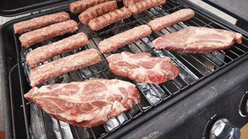 FOTO | Lista de cumpărături pentru un grătar complet: Ce punem în coș când avem 4 persoane la masă, astfel încât să mâncăm pe săturate, dar nici să nu facem risipă