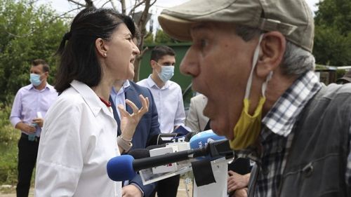 VIDEO Ministrul Muncii a fost agresat verbal în timpul unei conferințe de presă de un pensionar: Mărește pensia! Ia mâna de pe mine, că te omor! Minciuni!/ Violeta Alexandru: PSD se folosește de dramele bătrânilor