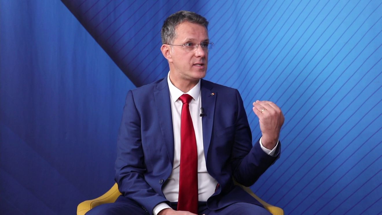 Moșteanu, reacție ironică la Grindeanu, după interviul liderului PSD acordat G4Media: ”Am lipsit și eu trei zile, deschid telefonul și - pac! - iar pleacă PSD de la guvernare! ” / ”De la moartea lui Iliescu pesediștii sunt într-o stare de necăjeală săptămânală”