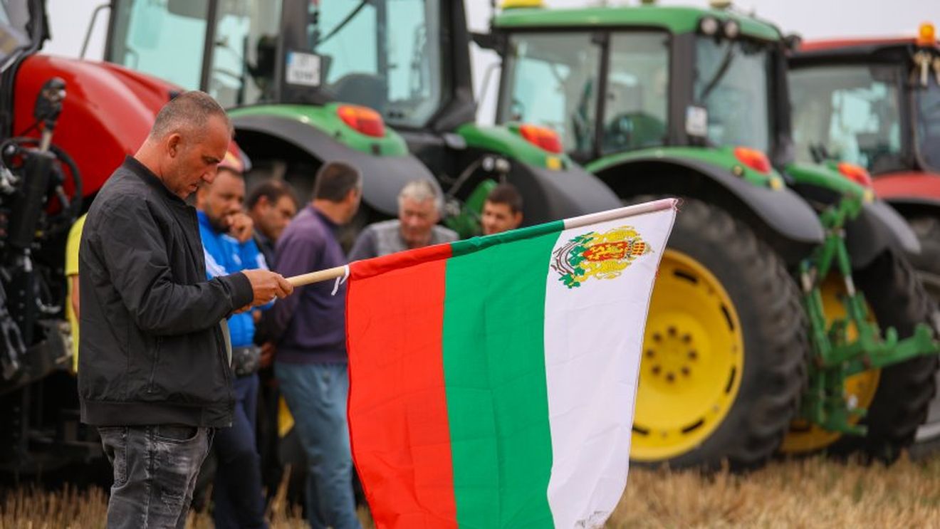 Pentru a treia zi, fermierii au blocat podurile de peste Dunăre de la Ruse și Vidin și au dat foc unor baloți de paie
