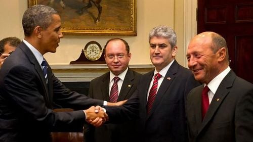 Euronews îl ironizează pe Gabriel Oprea pentru fotografia trucată în care dă mâna cu Obama