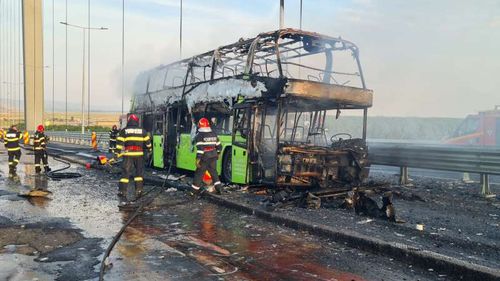 UPDATE Un autocar cu zeci de pasageri ucraineni a ars pe podul peste Dunăre de la Brăila / Nu sunt victime / Traficul a fost reluat